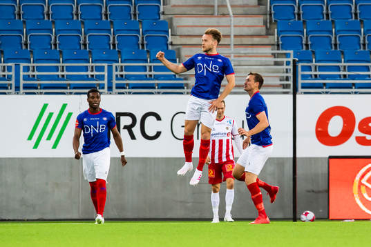 Bård Finne of Vålerenga celebrates with his teammates
