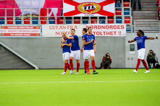Bård Finne of Vålerenga celebrates with his teammates