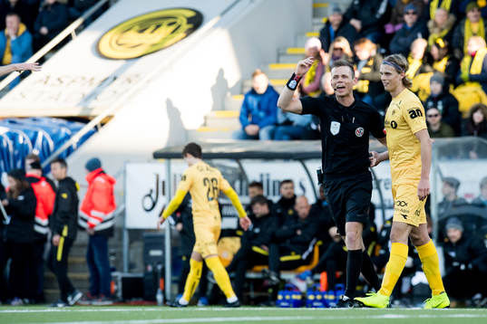 Sigurd Smehus Kringstad, referee, and Ulrik Saltnes of