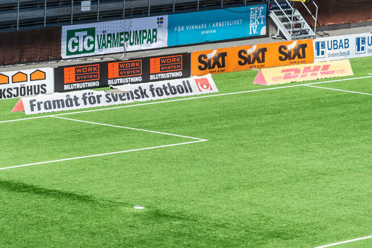 3D reklam på planen för Svenska spel och DHL