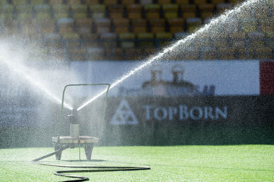 Vattning av konstgräsplanen