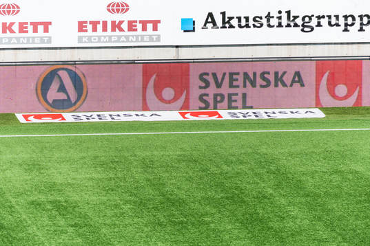 LED skärm med reklam för Svenska spel och Allsvenskans