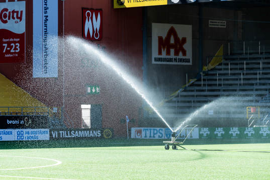 Vattning av konstgräsplanen