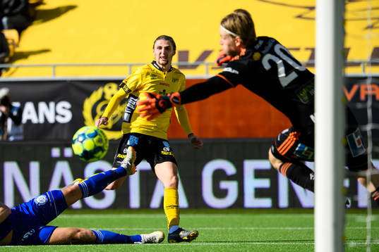 Elfsborgs Pawel Cibicki gör 3-1 bakom Sundsvalls målvakt