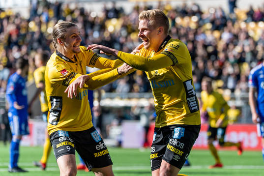 Elfsborgs Per Frick jublar med Pawel Cibicki