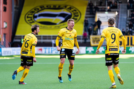 Elfsborgs Per Frick jublar med Robert Gojani och Pawel