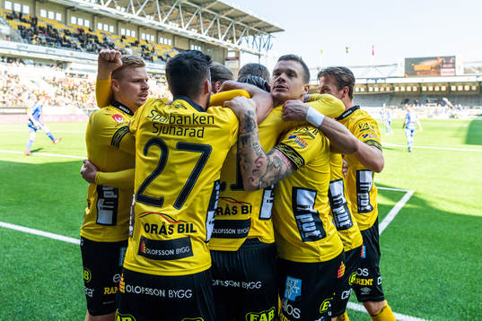 Elfsborgs Jonathan Levi (skymd) klappas om av lagkamraterna