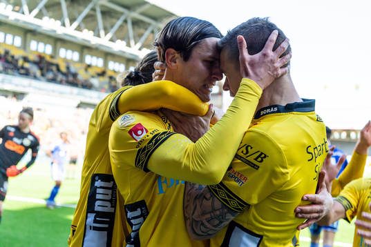 Elfsborgs Jonathan Levi har gjort 1-0 och klappas om av