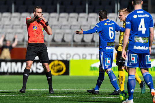 Domare Victor Wolf med visselpipa i munnen