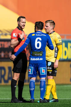 Domare Victor Wolf diskuterar med Elfsborgs Per Frick och