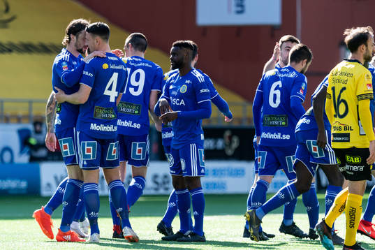 Sundsvalls Maic Sema (mitt i bild) jublar med lagkamraterna