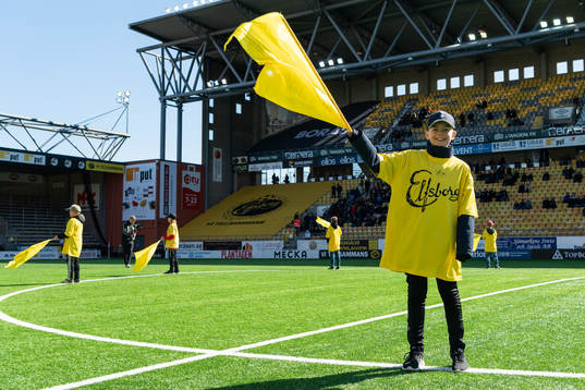 Inmarsch på Borås arena och ungdomar med gula flaggor i