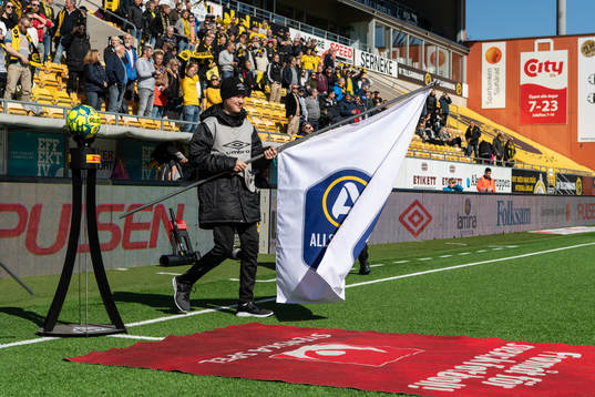 Flaggbärare kommer in på arenan med