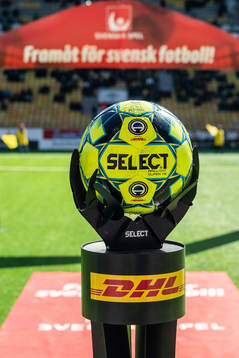 Allsvenskans matchboll från Select på piedestal