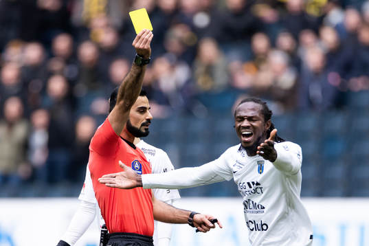 Sirius Kebba Ceesay får gult kort av domare Mohammed