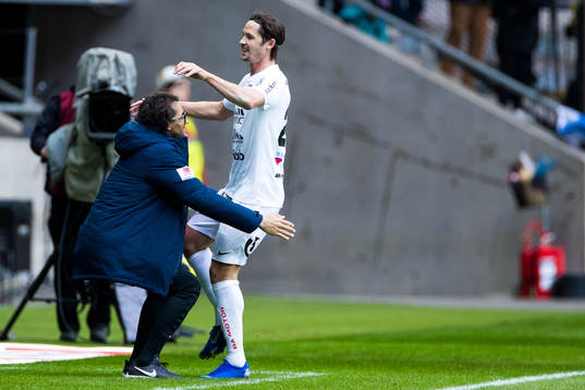 Sirius Philip Haglund jublar med målvaktstränare Karim