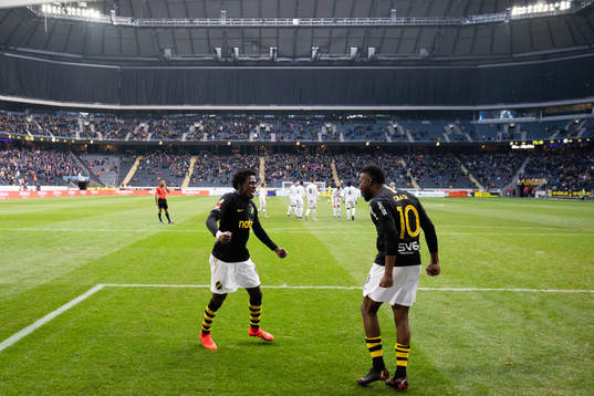 s Jack Lahne jublar med Chinedu Ogbuke Obasi