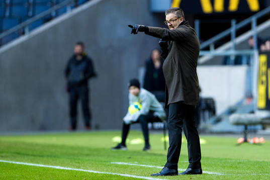 s tränare Rikard Norling reagerar