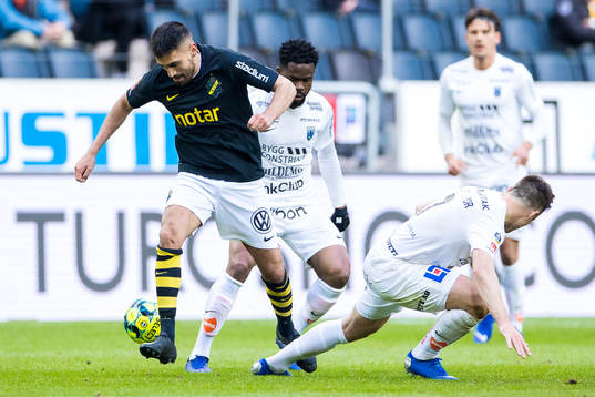 s Stefan Silva i kamp om bollen med Sirius Abdul Razak och
