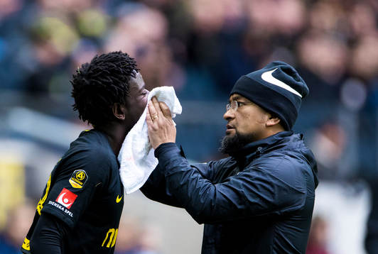 s Jack Lahne får vård av naprapat Luis Oyarzo för  en