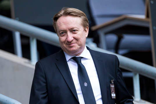 s pressansvarige Stefan Mellerborg på läktaren