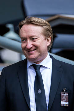 s pressansvarige Stefan Mellerborg på läktaren