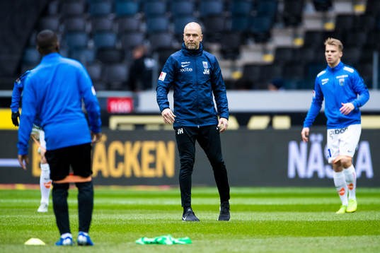 Sirius fystränare Johan Holmström på uppvärmningen