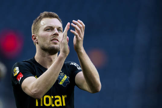 s Sebastian Larsson applådera publiken