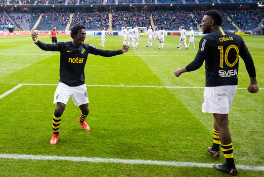 s Jack Lahne (v) jublar med Chinedu Ogbuke Obasi (h)