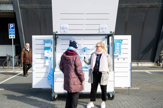 Besökare tittar på produkter i en mobil souvenirkiosk