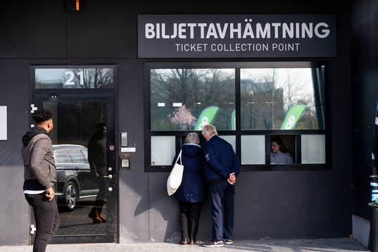 Besökare köar för att hämta biljetter