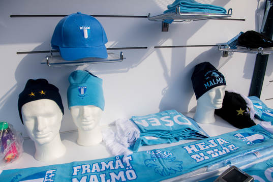 Produkter i en mobil souvenirkiosk