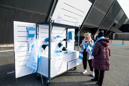 Besökare tittar på produkter i en mobil souvenirkiosk