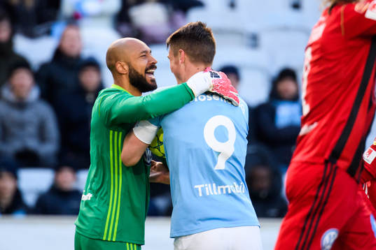 Östersunds målvakt Aly Keita och Malmö FFs Markus