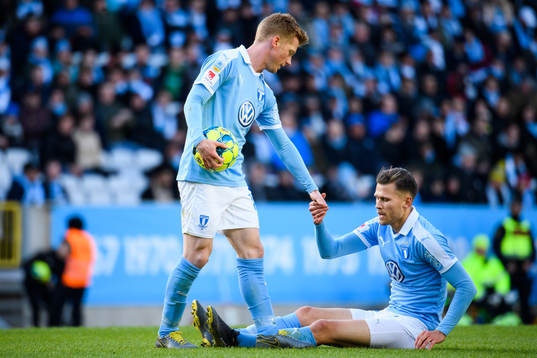 Malmö FFs Anders Christiansen hjälper Arnór Traustason
