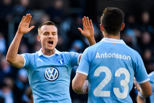 Malmö FFs Eric Larsson jublar mot Marcus Antonsson