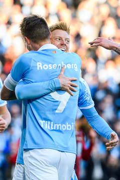 Malmö FFs Markus Rosenberg kramas om av Anders Christiansen