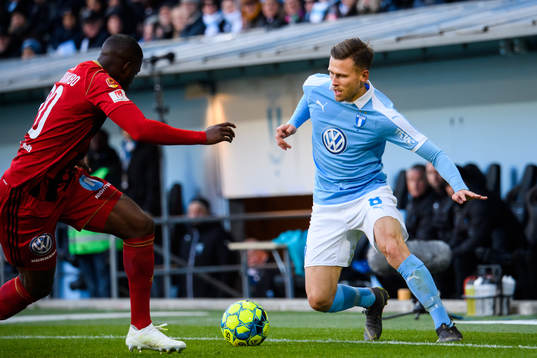 Malmö FFs Arnór Traustason utmanar Östersunds Isak Ssali