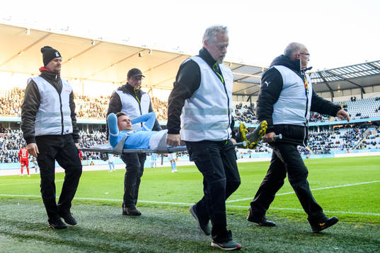 Malmö FFs Arnór Traustason bärs ut på bår