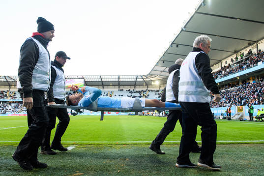 Malmö FFs Arnór Traustason bärs ut på bår