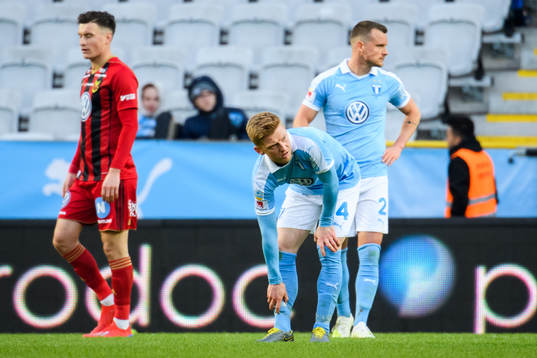 Malmö FFs Anders Christiansen tar sig för benet