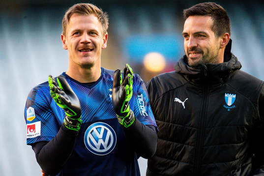 Johan Dahlin och målvakt Dusan Melicharek