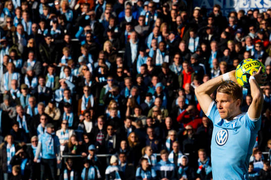 Malmö FFs Oscar Lewicki lägger ett inkast