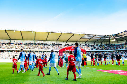 Malmö FFs spelare kommer in till fotbollsmatchen i