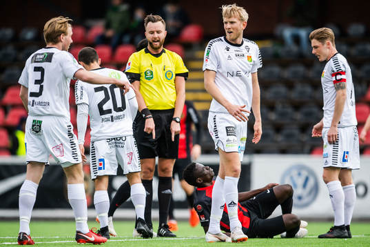 Brommapojkarnas Eric Johana Omondi har ont