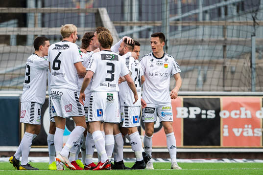 GAIS Nikola Asceric jublar med lagkamrater
