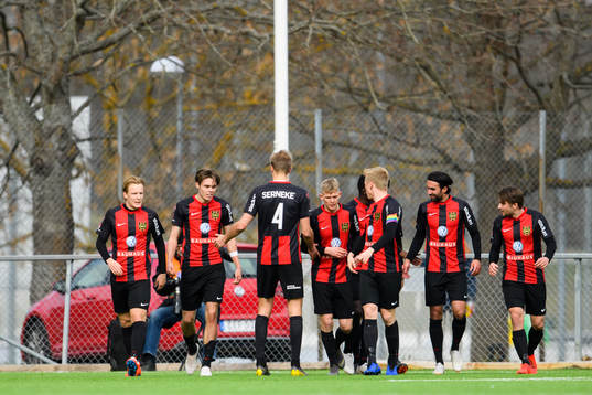 Brommapojkarnas Albin Linnér jublar med lagkamrater