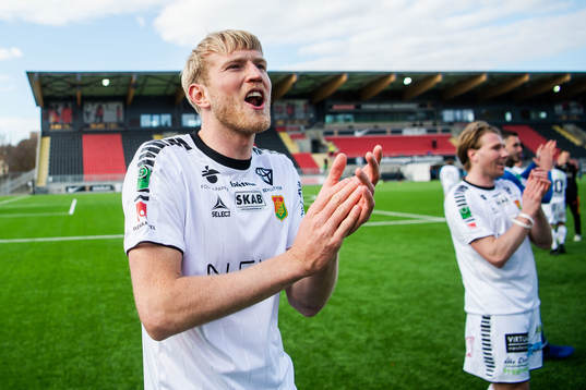 GAIS Carl Elfgren Nyström jublar mot supportrar