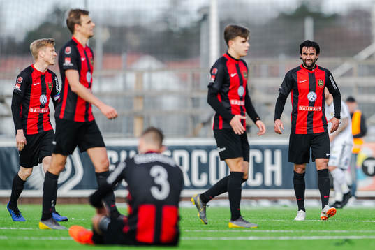 Brommapojkarnas Alexander Nilsson deppar med lagkamrater