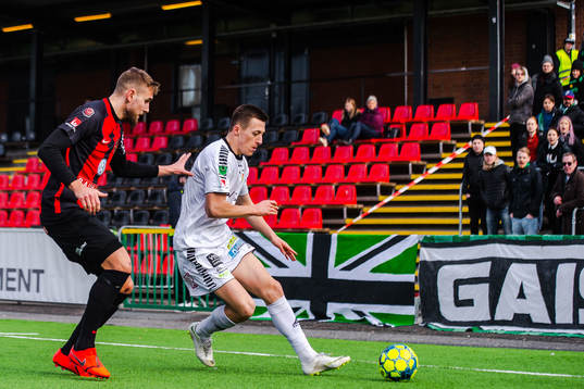 Brommapojkarnas Ali Suljic och GAIS Leonard Pllana